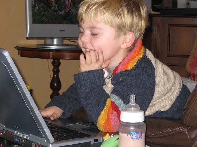 malé dítě u počítače
